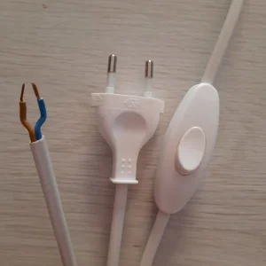 Hete Deal Interruttore cablato unipolare con cavo e spina 2P 10A da 1.80 mt Bianco 26545 bianco
